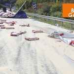 Auf der A8 bei Rehlingen kam es zu einem Unfall, bei dem ein Lastkraftwagen etwa 24 Tonnen Reis auf der Fahrbahn verlor. Foto: Becker & Bredel