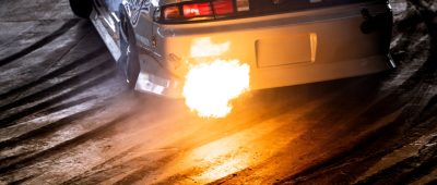 In Völklingen-Ludweiler hat ein Autofahrer durch einen missglückten Drift-Versuch einen fünfstelligen Schaden verursacht. Symbolfoto: Peter Steffen/dpa-Bildfunk