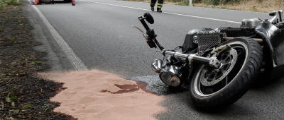 Ein Motorradfahrer krachte auf der L201 in Gersheim in einen Pkw. Symbolfoto: Christian Arndt/Feuerwehr Herdecke.