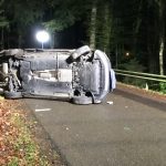 Ein Auto hob ab und landete mit der Fahrerseite auf dem Boden. Foto: Police Grande-Ducale.