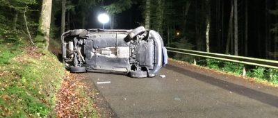 Ein Auto hob ab und landete mit der Fahrerseite auf dem Boden. Foto: Police Grande-Ducale.