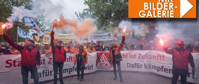 Zum dritten Tag in Folge gehen am heutigen Mittwoch (02. Oktober 2019) Mitarbeiter der saarländischen Stahlbranche auf die Straße, um gegen den geplanten Stellenabbau zu protestieren. Foto: BeckerBredel