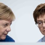 Nur wenige wünschen sich, dass Annegret Kramp-Karrenbauer (rechts) Nachfolgerin von Bundeskanzlerin Angela Merkel wird. Foto: Christoph Soede/dpa-Bildfunk.