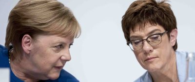 Nur wenige wünschen sich, dass Annegret Kramp-Karrenbauer (rechts) Nachfolgerin von Bundeskanzlerin Angela Merkel wird. Foto: Christoph Soede/dpa-Bildfunk.