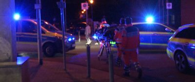 Der schwer verletzte 37-Jährige wurde mit einem Rettungswagen ins Krankenhaus gebracht. Foto: NonstopNews/Torsten Kremers.