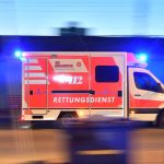 Mit einem Rettungswagen wurde der Verletzte ins Krankenhaus gebracht. Symbolfoto: Boris Roessler/dpa-Bildfunk.