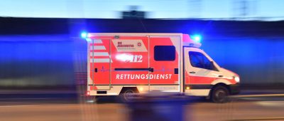 Mit einem Rettungswagen wurde der Verletzte ins Krankenhaus gebracht. Symbolfoto: Boris Roessler/dpa-Bildfunk.