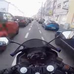 In dem Video überholt der Motorradfahrer andere über den Fahrradstreifen - mit 76 km/h. Screenshot: Youtube