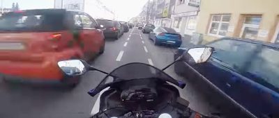 In dem Video überholt der Motorradfahrer andere über den Fahrradstreifen - mit 76 km/h. Screenshot: Youtube