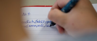 Forscher tüfteln derzeit an einem Stift, der Kindern das Erlernen der Rechtschreibung leichter machen soll. Foto: Sebastian Gollnow/dpa-Bildfunk