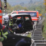 An dem Unfall auf der B 51 bei Bübingen waren insgesamt vier Fahrzeuge und zehn Insassen beteiligt. Foto: BeckerBredel