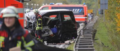 An dem Unfall auf der B 51 bei Bübingen waren insgesamt vier Fahrzeuge und zehn Insassen beteiligt. Foto: BeckerBredel