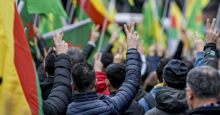 Wegen der türkischen Militäroffensive demonstrieren deutschlandweit Kurden. Hier im Bild: Hamburg. Foto: Axel Heimken/dpa-Bildfunk.