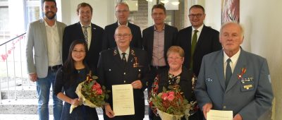 Auf dieser Aufnahme zu sehen (mit Urkunden in den Händen): Preisträger Helmut Englhard und German Eckert. Foto: Ministerium für Inneres, Bauen und Sport