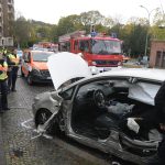 Um den Verletzten zu befreien, schnitten die Einsatzkräfte die Türen des Wagens heraus. Foto: BeckerBredel