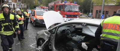 Um den Verletzten zu befreien, schnitten die Einsatzkräfte die Türen des Wagens heraus. Foto: BeckerBredel