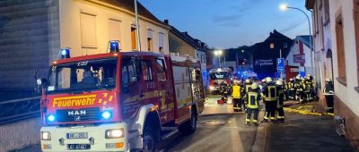 An einem Wohnhaus in Spiesen-Elversberg zerbarsten am Montag vergangener Woche Scheiben an einem Wohnhaus. Foto: Freiwillige Feuerwehr Neunkirchen-Innenstadt.