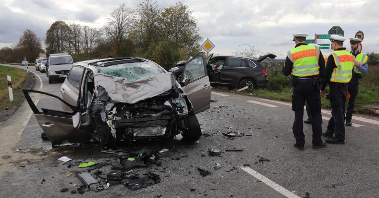 Das Ehepaar, das in dem Hyundai saß, kam bei dem Unfall auf der B41 ums Leben. Die Fahrerin des BMW wurde schwer verletzt. Foto: BeckerBredel.