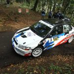 Das Rallye-Fahrzeug von Andreas Brocker und Sabrina Woll war von der Strecke abgekommen und in ein Zuschauerfahrzeug geprallt. Quelle: Sascha Dörrenbächer/ADAC