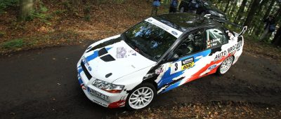 Das Rallye-Fahrzeug von Andreas Brocker und Sabrina Woll war von der Strecke abgekommen und in ein Zuschauerfahrzeug geprallt. Quelle: Sascha Dörrenbächer/ADAC