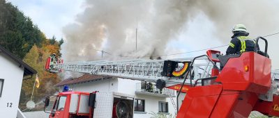 Aktuell läuft im saarländischen Honzrath ein Großeinsatz der Feuerwehr, da ein Wohnhaus brennt. Foto: Becker & Bredel