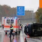 Das Fahrzeug des 51-Jährigen hatte sich auf der A8 bei Neunkirchen überschlagen. Foto: Christopher Benkert/Feuerwehr Neunkirchen