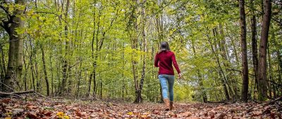 Während das Wetter im Saarland am Samstag eher trübe aussieht, herrscht am Sonntag herbstliches Spazierwetter. Symbolfoto: BeckerBredel