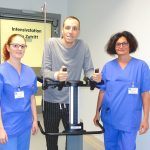 Mohamed Ait el Moqaddam mit der Gesundheits- und Krankenpflegeschülerin Michelle Leist und der stellvertretenden Stationsleitung der Intensivstation 10 Mona Fröhlich. Foto: Klinikum Saarbrücken