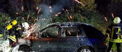 Die Feuerwehr musste die Motorhaube mit einem Winkelschleifer öffnen. Foto: Feuerwehr Völklingen