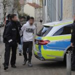 Ein 18-Jähriger (Bildmitte; grauer Pulli) verletzte am Dienstag einen Mitarbeiter der städtischen Verkehrskontrolle in Saarbrücken. Foto: BeckerBredel