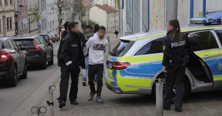 Ein 18-Jähriger (Bildmitte; grauer Pulli) verletzte am Dienstag einen Mitarbeiter der städtischen Verkehrskontrolle in Saarbrücken. Foto: BeckerBredel