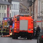 Die Feuerwehr mussten einen Schwerverletzten aus dem Gebäude retten. Foto: BeckerBredel