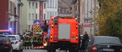 Die Feuerwehr mussten einen Schwerverletzten aus dem Gebäude retten. Foto: BeckerBredel