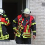 Einsatzkräfte der Saarbrücker Berufsfeuerwehr retteten am Mittwoch einen schwer verletzten Mann aus einem Gebäude im Jenneweg. Foto: BeckerBredel