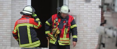 Einsatzkräfte der Saarbrücker Berufsfeuerwehr retteten am Mittwoch einen schwer verletzten Mann aus einem Gebäude im Jenneweg. Foto: BeckerBredel