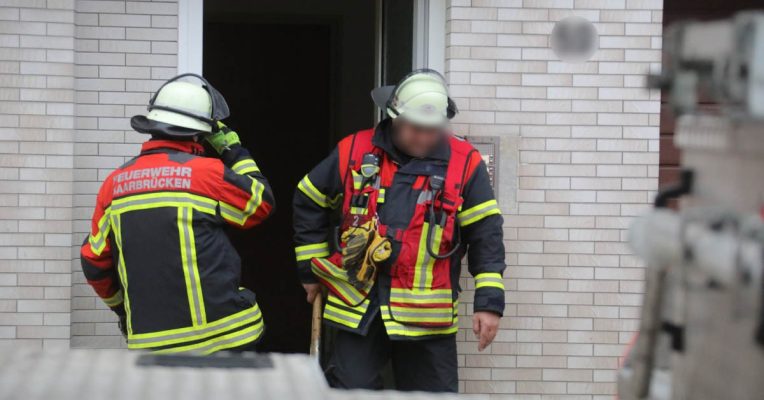 Einsatzkräfte der Saarbrücker Berufsfeuerwehr retteten am Mittwoch einen schwer verletzten Mann aus einem Gebäude im Jenneweg. Foto: BeckerBredel