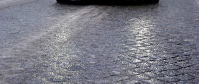 Im Saarland kann es am Wochenende laut Angaben des Deutschen Wetterdienstes gebietsweise zu glatten Straßen kommen. Symbolfoto: Patrick Pleul/dpa-Bildfunk