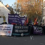 Hier zu sehen: Die Gegendemo zum Aufzug der Priesterbruderschaft "St. Pius X" in Saarbrücken. Foto: BeckerBredel