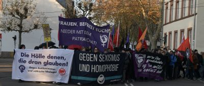 Hier zu sehen: Die Gegendemo zum Aufzug der Priesterbruderschaft "St. Pius X" in Saarbrücken. Foto: BeckerBredel