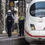 Die Bundespolizei musste den Reisenden aus einem Zug befreien. Symbolfoto: dpa-Bildfunk/Frank Rumpenhorst