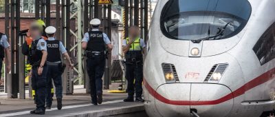 Die Bundespolizei musste den Reisenden aus einem Zug befreien. Symbolfoto: dpa-Bildfunk/Frank Rumpenhorst