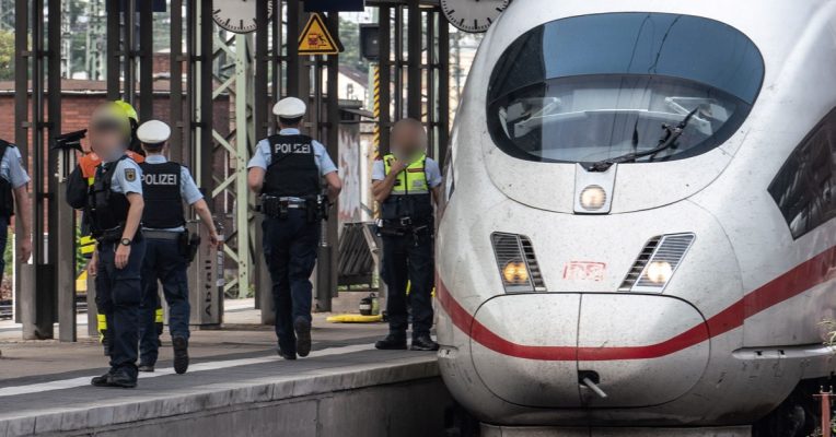 Die Bundespolizei musste den Reisenden aus einem Zug befreien. Symbolfoto: dpa-Bildfunk/Frank Rumpenhorst