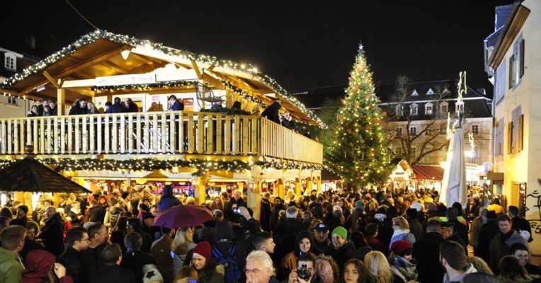 Der Weihnachtsmarkt in der Saarbrücker Innenstadt zieht sich vom St. Johanner Markt durch die Bahnhofstraße. Foto: BeckerBredel