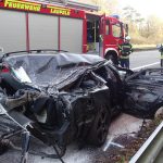 Einsatzkräfte stehen an dem auf der A1 verunfallten Wagen. Foto: Steil TV/dpa-Bildfunk