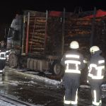 Die Feuerwehr löschte den Brand auf dem Holzlaster. Foto: BeckerBredel