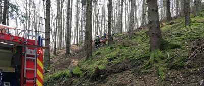 Die Feuerwehr musste die schwer verletzte Frau und ihre Tochter von dem Steilhang retten. Symbolfoto: Feuerwehr Plettenberg