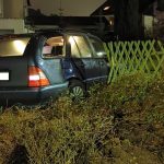 Das Auto durchbrach einen Zaun und kam in einem Vorgarten zum Stehen. Foto: Polizei