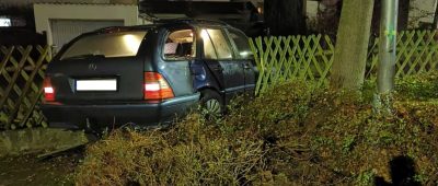 Das Auto durchbrach einen Zaun und kam in einem Vorgarten zum Stehen. Foto: Polizei