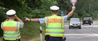 Die Polizei winkte 38 Pkws und 19 Lkws aus dem Verkehr. Symbolfoto: Bernd Wüstneck/dpa-Bildfunk