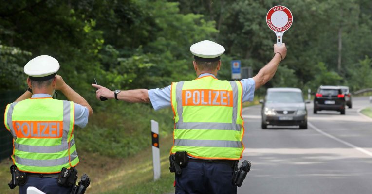 Die Polizei winkte 38 Pkws und 19 Lkws aus dem Verkehr. Symbolfoto: Bernd Wüstneck/dpa-Bildfunk